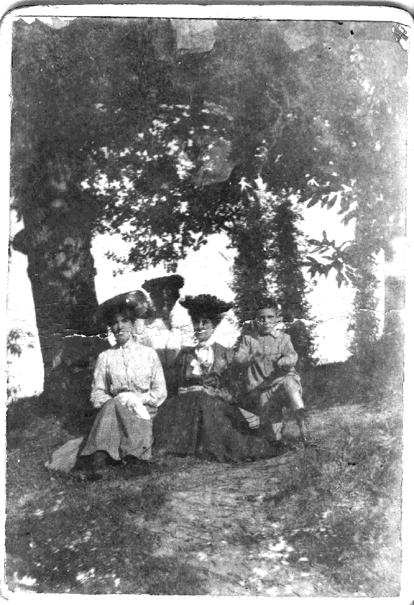 Yvonne Mazier, mère et soeurs, Dinan 1900